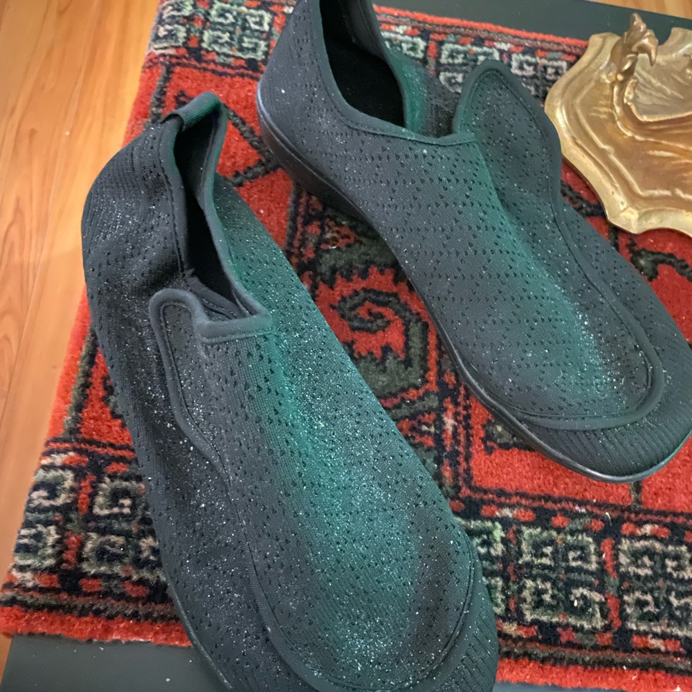 Wide adaptive Black Shoe